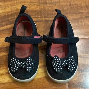 Black canvas Garanimals girl shoe